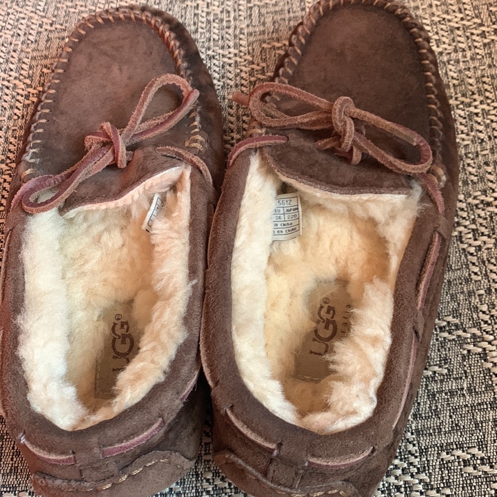 - Ugg Slippers Excellent Condition - image 3